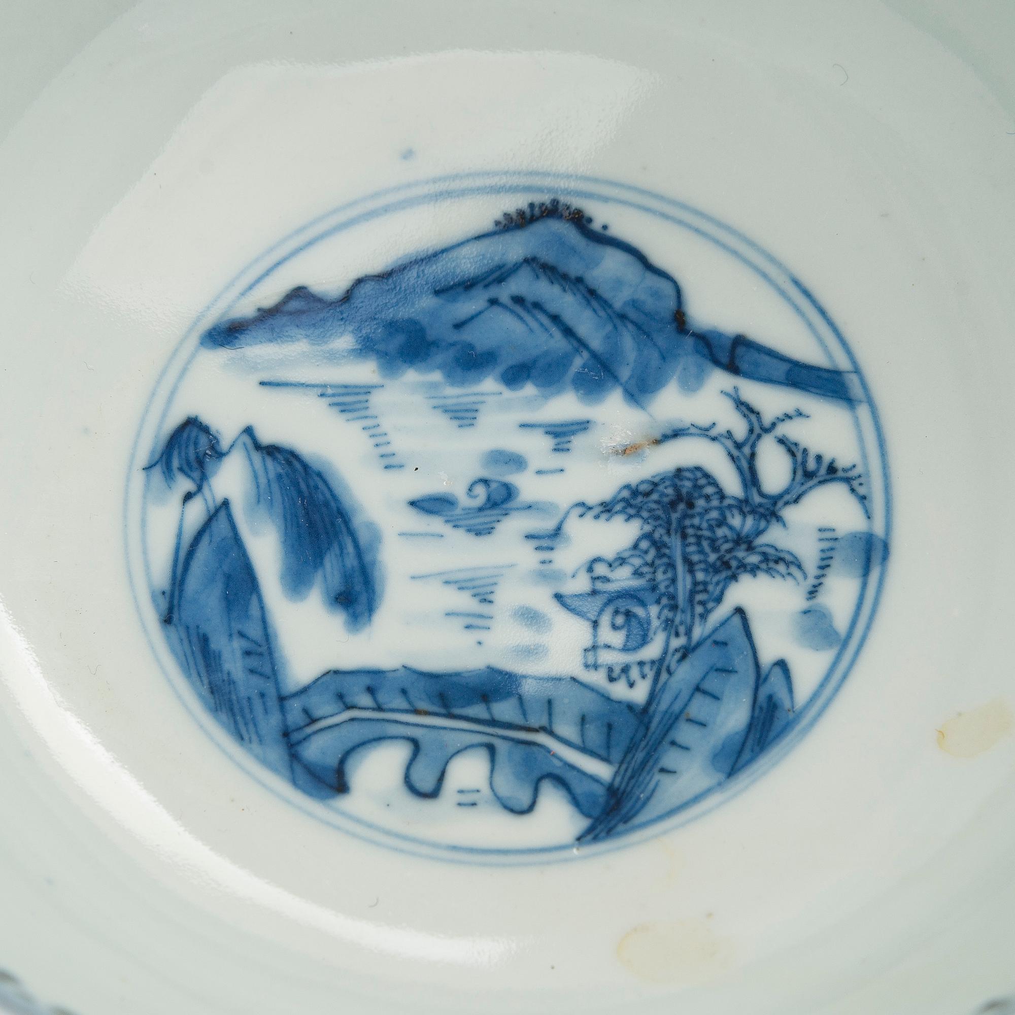 A large blue and white porcelain dish and a bowl. China, late Qing dynasty.