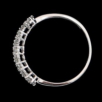 RING, 18K vitguld, diamanter tot ca 0.40 ct.