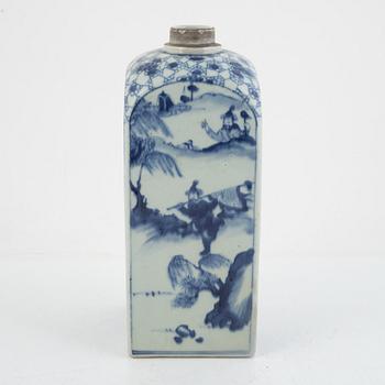 A Chinese blue and white transition flask, 17th century.