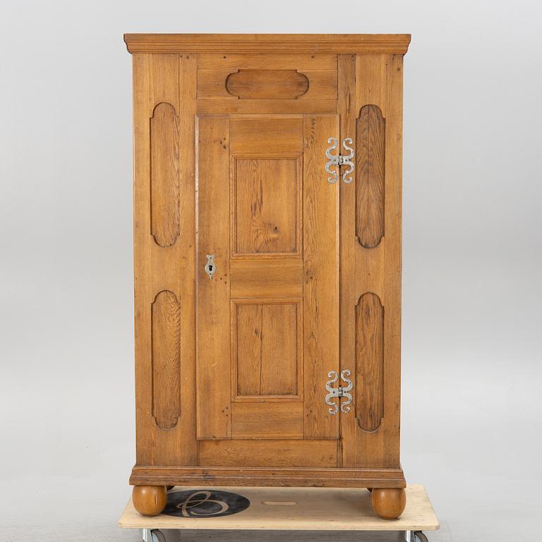 A cabinet, 18th century.