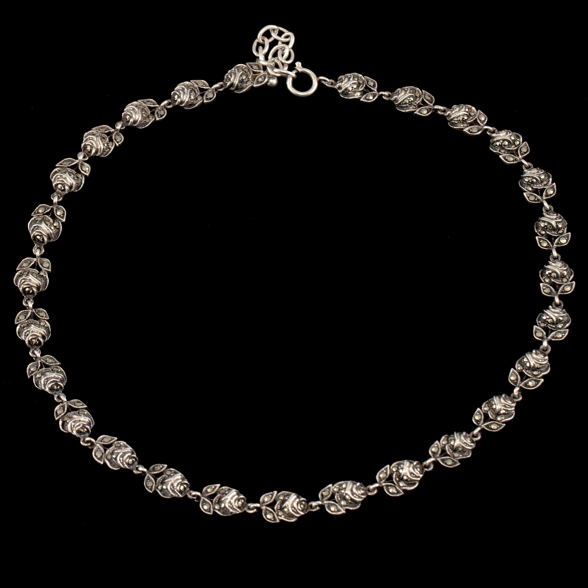 COLLIER, silver samt markasiter, importstämplad. Vikt 29 g.