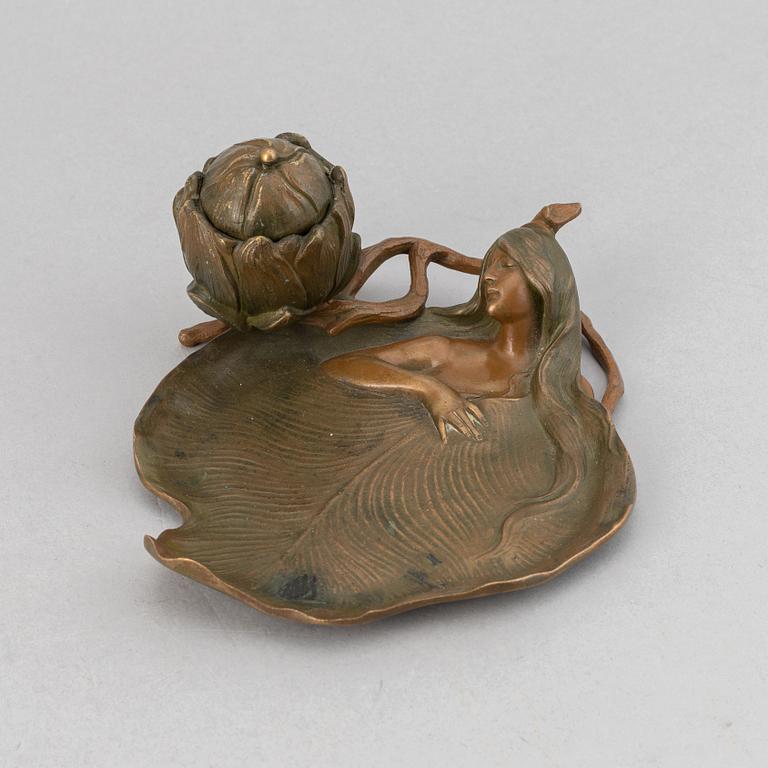 An Art Nouveau patinated bronze inkwell, first half of the 20th century.