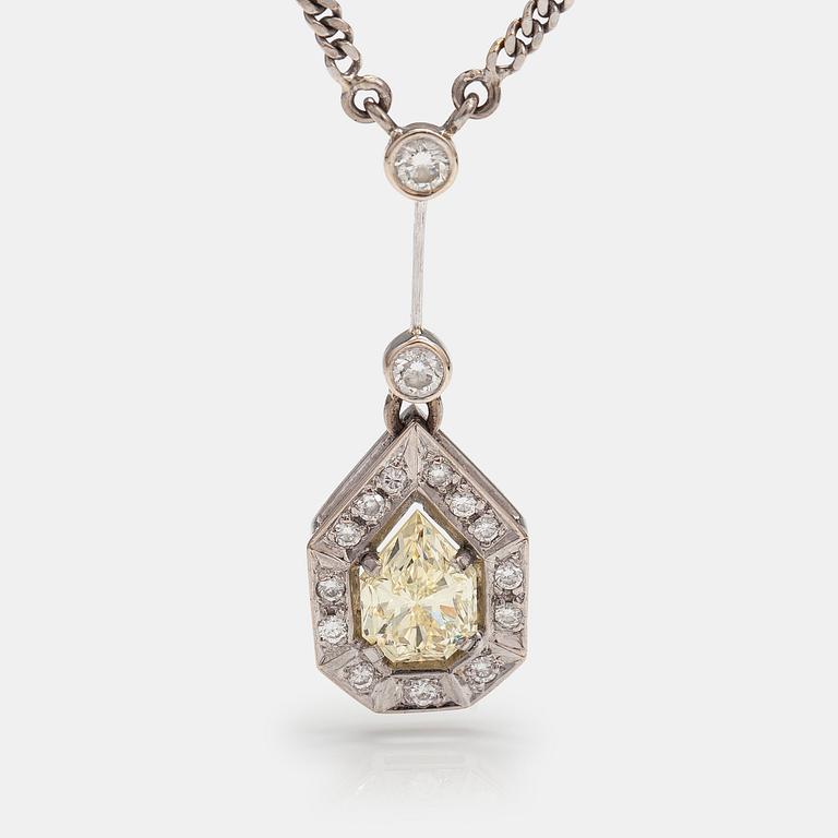 Halsband, 14K och 18K vitguld, empress-slipad diamant ca 1.14 ct och briljantslipade diamanter ca 0.24 ct tot.