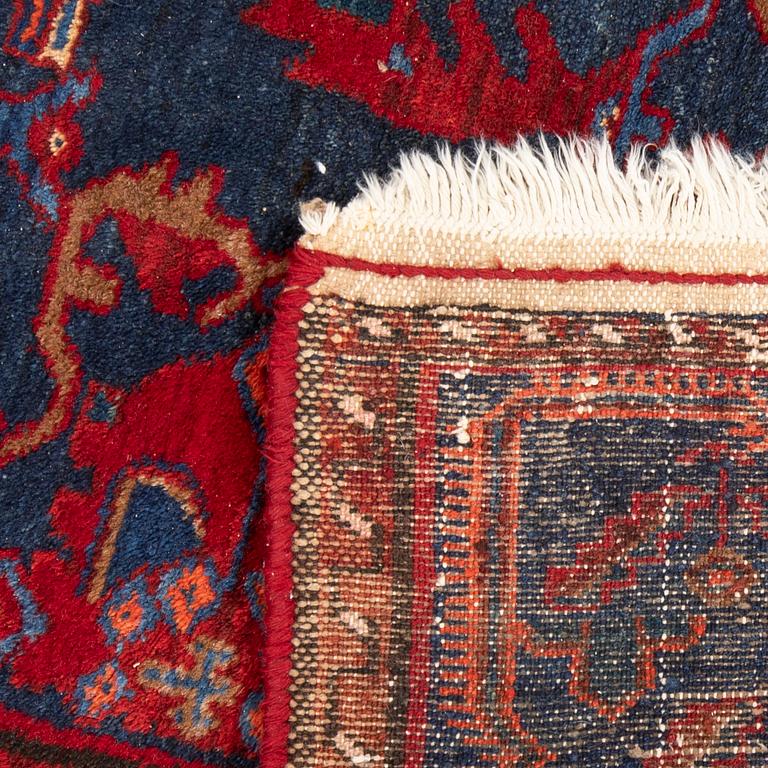 Bachtiari rug semi-antique, approx. 209x130 cm.