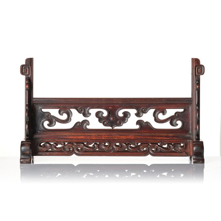 A carved Chinese hardwood stand for a table screen, Qing dynasty.