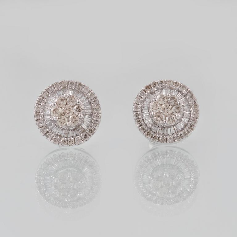 ÖRHÄNGEN, 18K vitguld med briljant och baguetteslipade diamanter ca 0.87 ct. Vikt 2,7 gram.