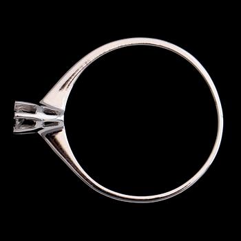 RING, 18 k vitguld med briljantslipad diamant 0.08 ct WVS, 1900-talets andra hälft. Total vikt ca 1 gram.