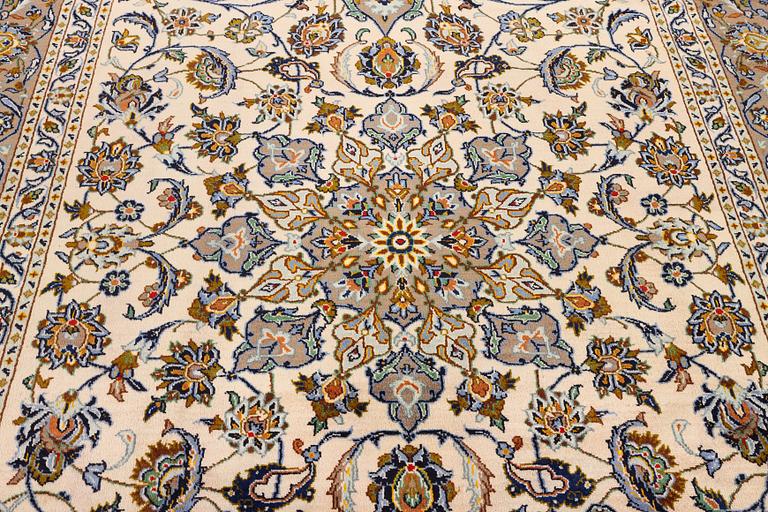 A Keshan carpet, c. 340 x 218 cm.