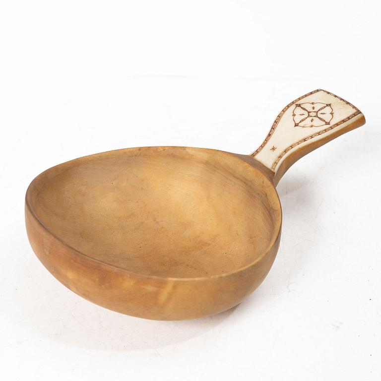 Esse Poggats, Wooden drinking cup, signed.