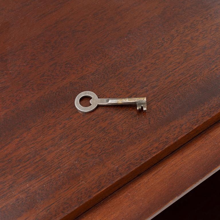 A mahogany bookcase with cabinet, 20th Century.