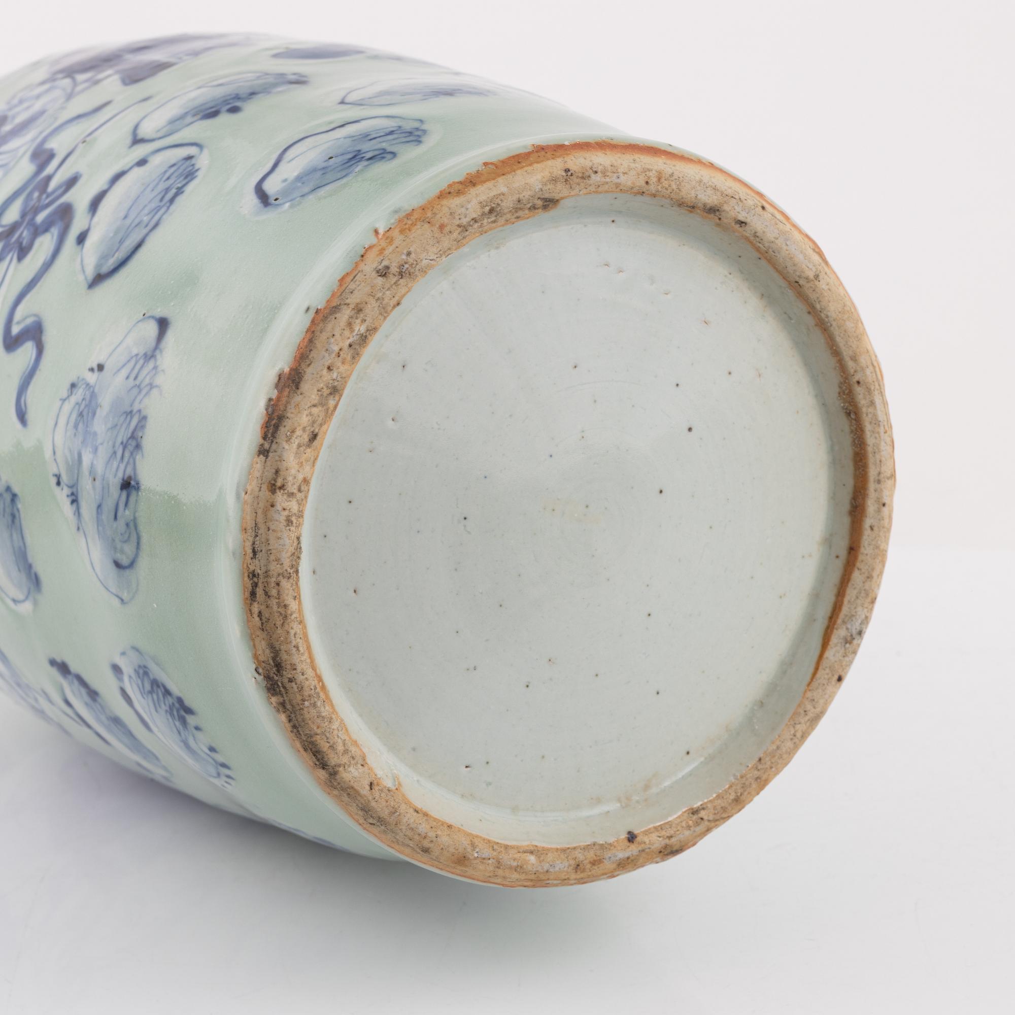 A Chinese porcelain vase, Qing dynasty, late 19th Century.