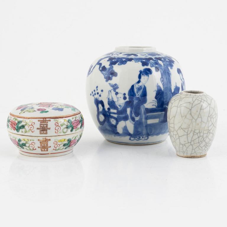 A Chinese porcelain box with cover, a miniature vase and a blue and white jar, 19th/20th century.