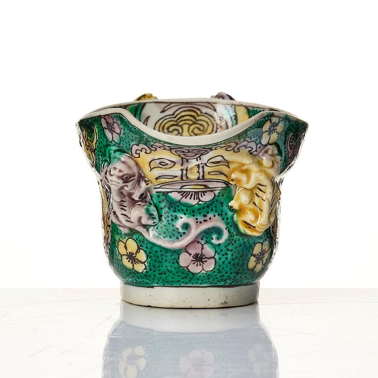 Bägare, biskviporslin. Qingdynastin, Kangxi (1662-1722).