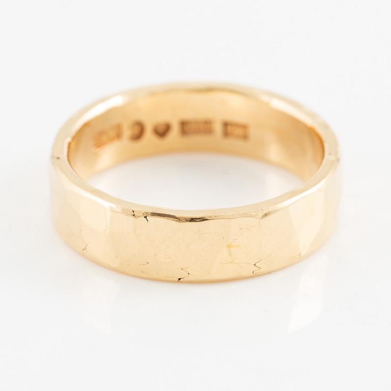 Jan-Christer Lundqvist, ring, 18K gold, hammered decoration, Skövde 2001.