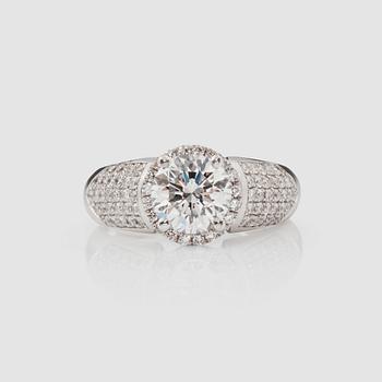 1143. A brilliant-cut diamond ring. Total carat weight circa 2.92 cts.