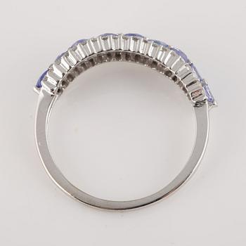 RING, 14K vitguld med briljantslipade diamanter samt fasettslipade tanzaniter. Vikt 2,0 gram.