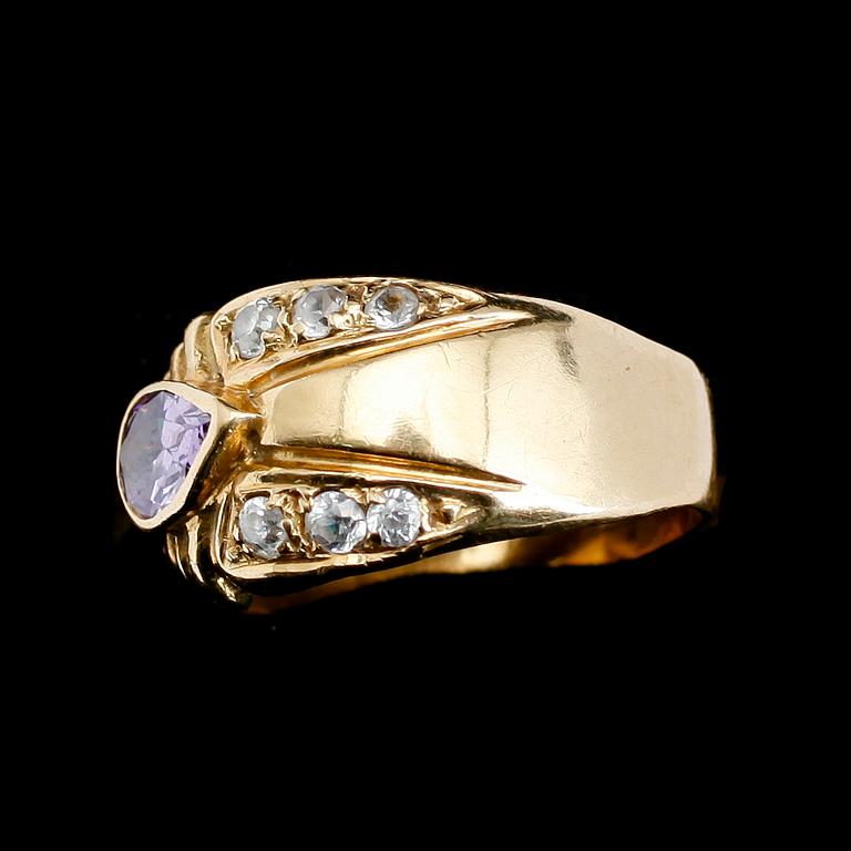 RING, 18 k guld med ametist och vita stenar. Vikt ca 5 gram.