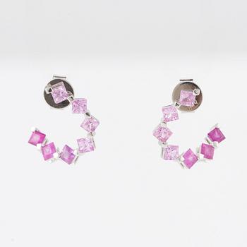 Örhängen, ett par, 18K vitguld med rosa safirer.