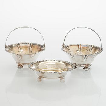 Maljoja, 3 kpl., hopeaa, Suomen Kultaseppä oy, Turku 1951 ja 1954.