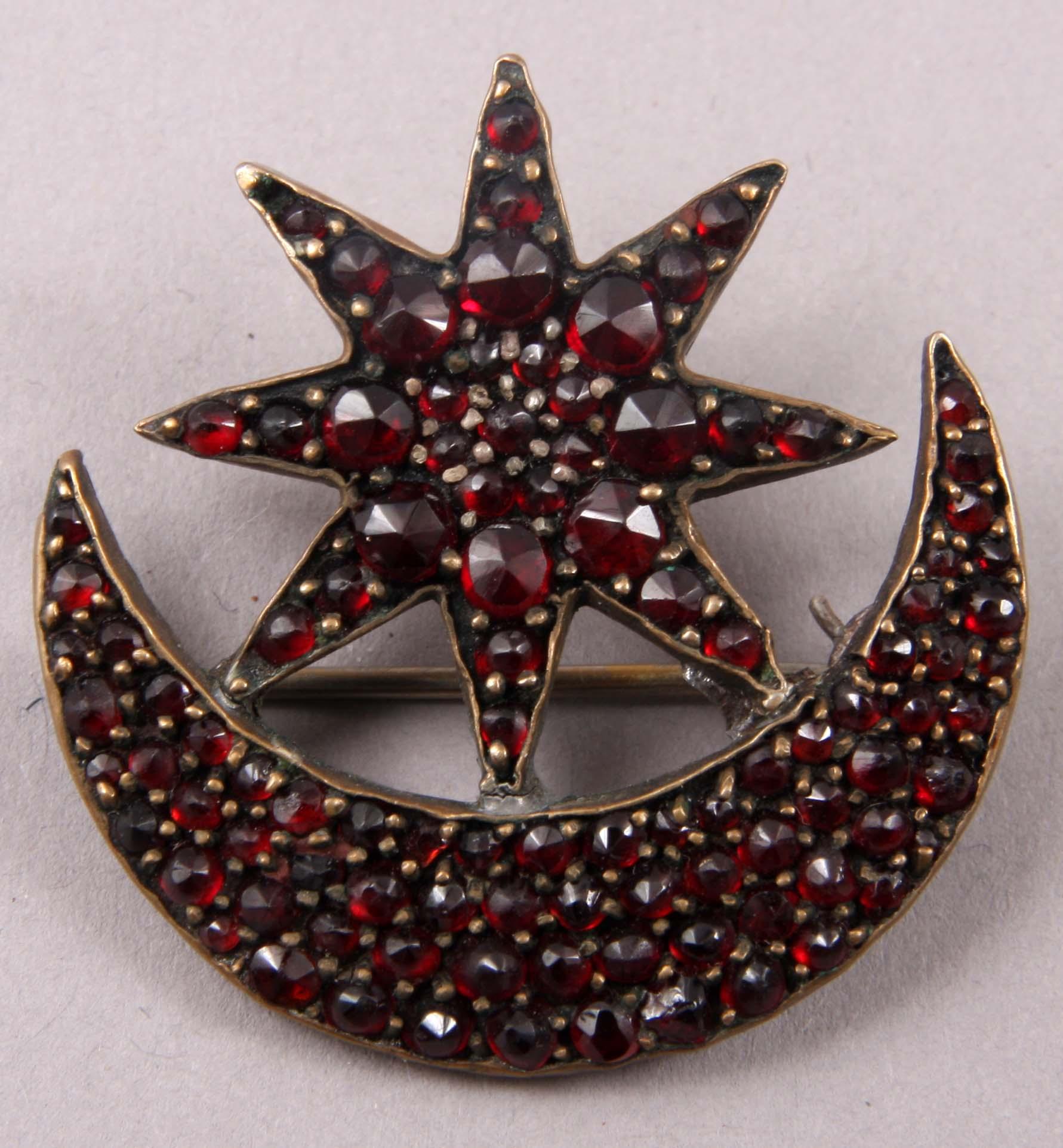 GARNITYR, 5 delar, gulmetall samt granater.