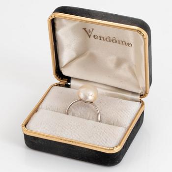 An 18K white gold ring set with a pearl, most likely natural.