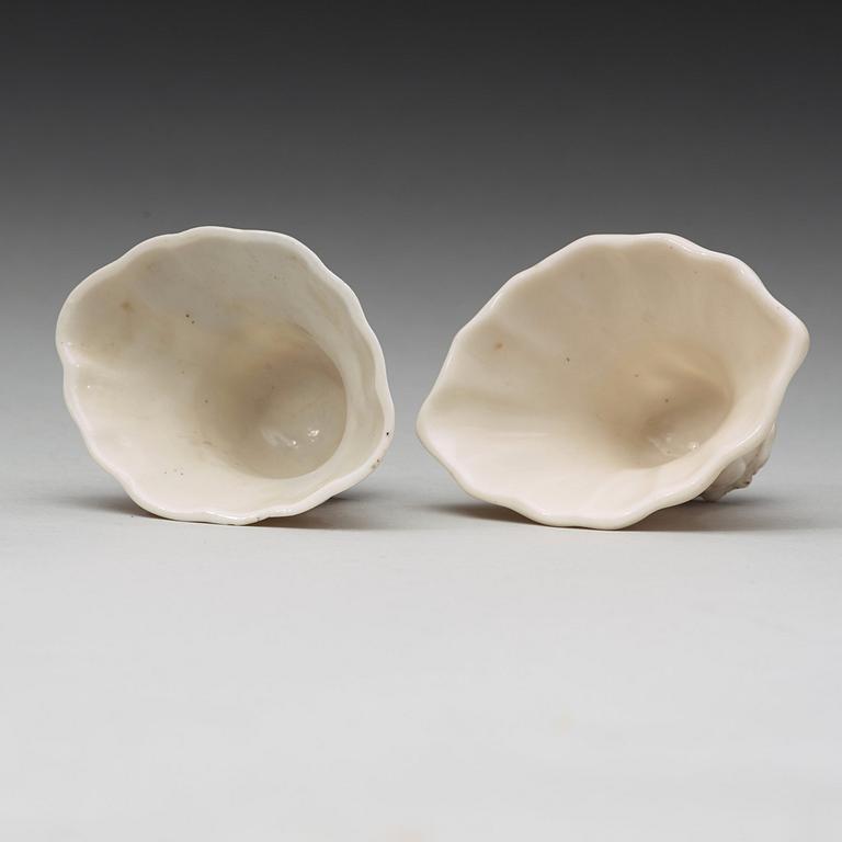 VINKOPPAR, ett par, blanc de chine. Qingdynastin, Kangxi (1662-1722).