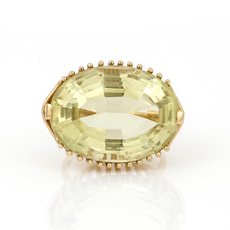 RING, 18K guld med oval facetterad citrin, ca 25,59 ct. Vikt ca 13,38 g.