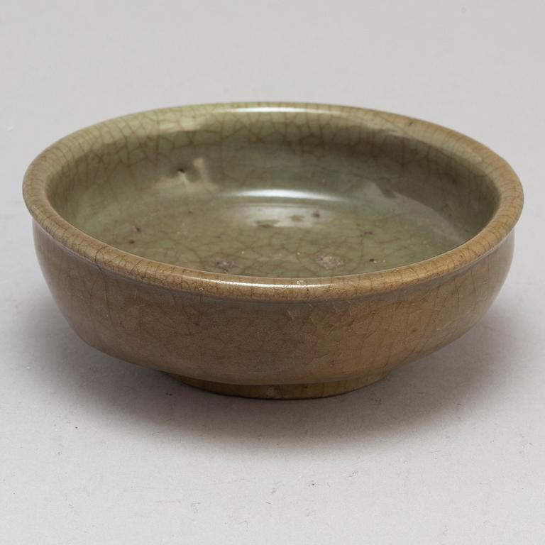 A celadon glazed bowl, Presumably Korea, 17th/18th Century.