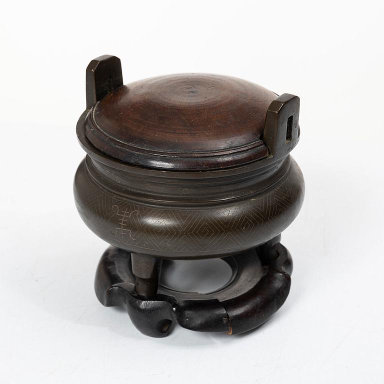 A tripod, Japan, early 20th century.