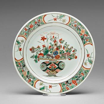 547. A famille verte dinner plate, Qing dynasty, Kangxi (1662-1722). With Johanneum mark.