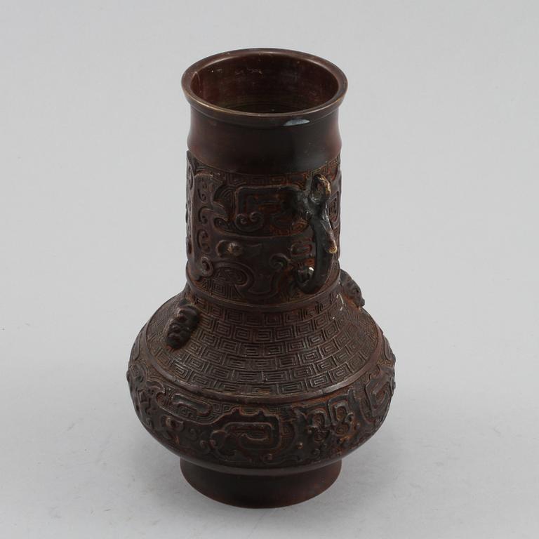 HÄNKELVAS, patinerad metall, Orientalisk, 1900-tal.