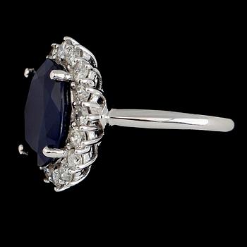 RING, 10K guld, safir ca 6.00 ct, 16 briljantslipade diamanter tot ca 1.07 ct.