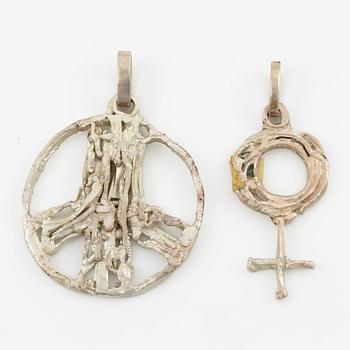 Lars Arby, ett armband och sex hängen samt en halsring, silver, med emalj.