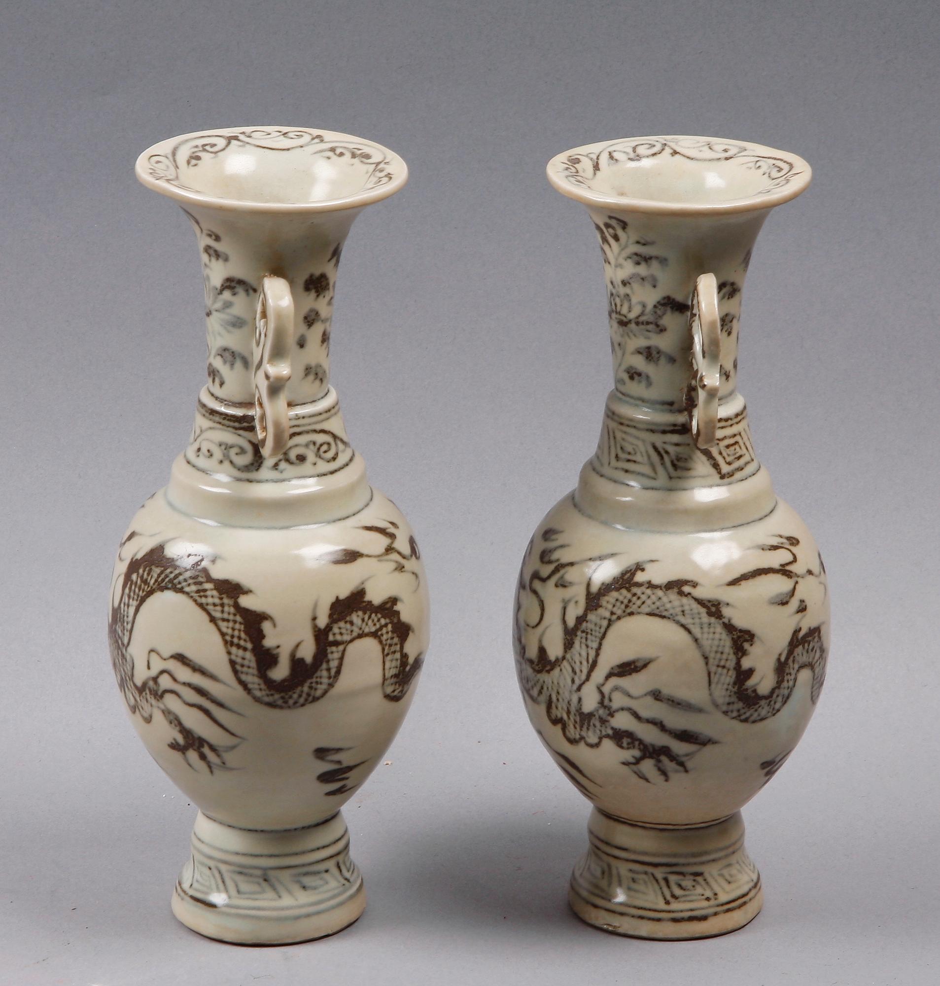 VASER, 2 st. Porslin. Kina.