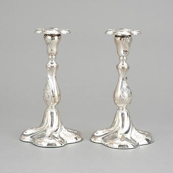 LJUSSTAKAR, ett par, silver, rokokostil, omkring 1900-talets mitt.