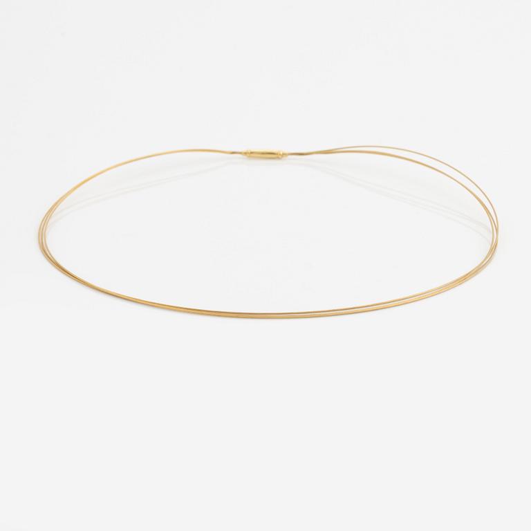 An 18K gold necklace.