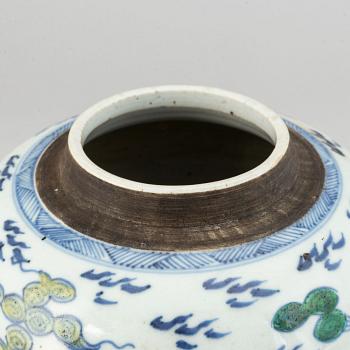 A phenix and dragon jar, Qing dynasty, 18th Century.