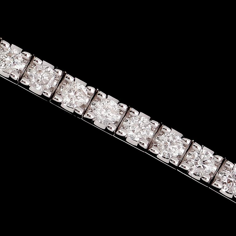 DIAMANTCOLLIER, 18 k vitguld, briljantslipade diamanter tot ca 6.10 ct.