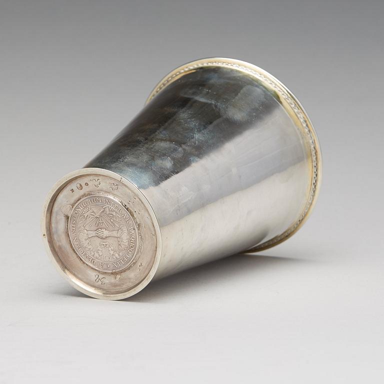 Bägare, silver. Karolinsk. Senare dubbel mästarstäpel för Petter Bergman, Skänninge 1745.