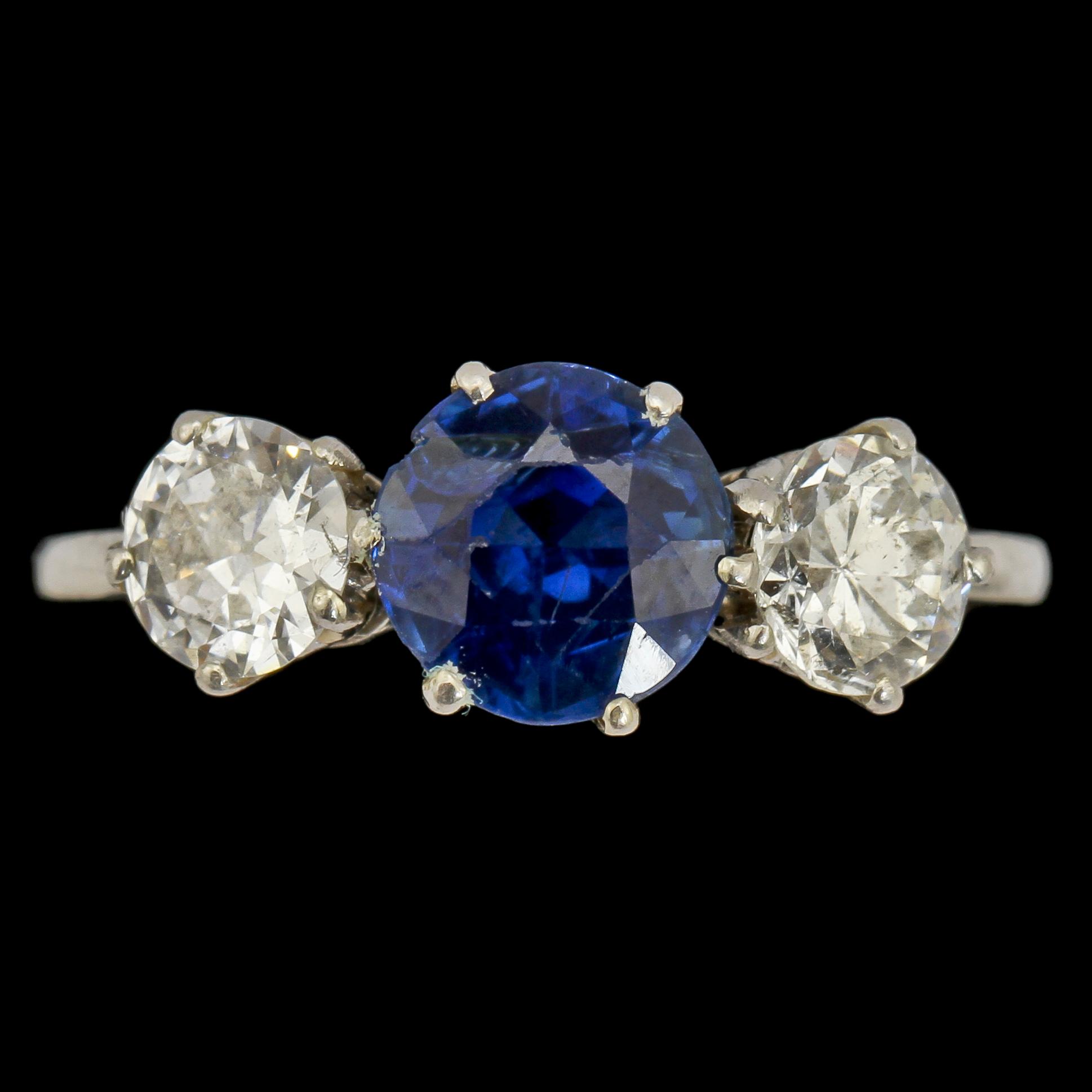RING, 18k vitguld med fasettslipad safir och två fasettslipade diamanter. Vikt 3 g.