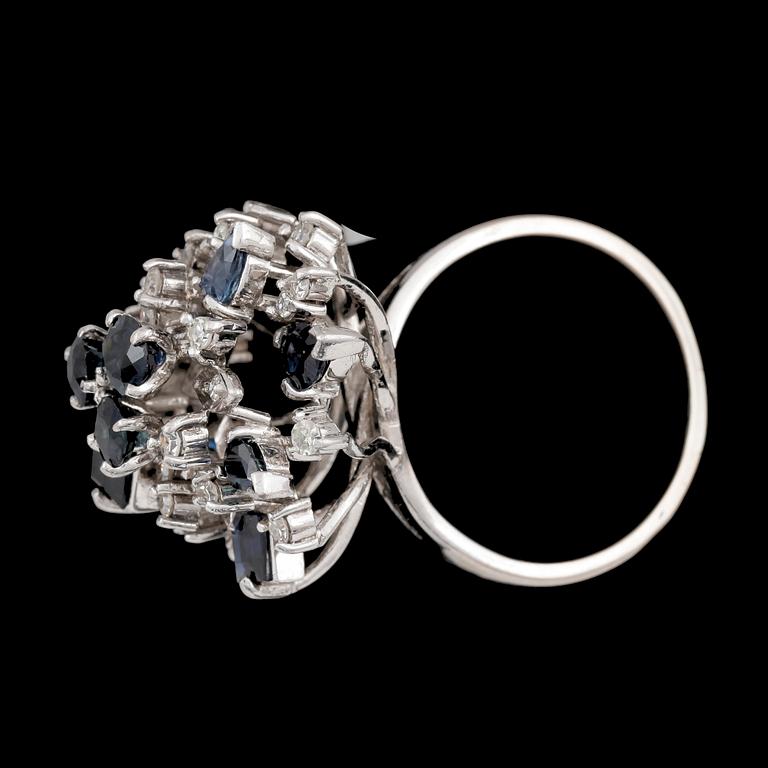 RING, 18k vitguld med olika slipade safirer och åttkantsslipade diamanter. Tot vikt 8,1g.