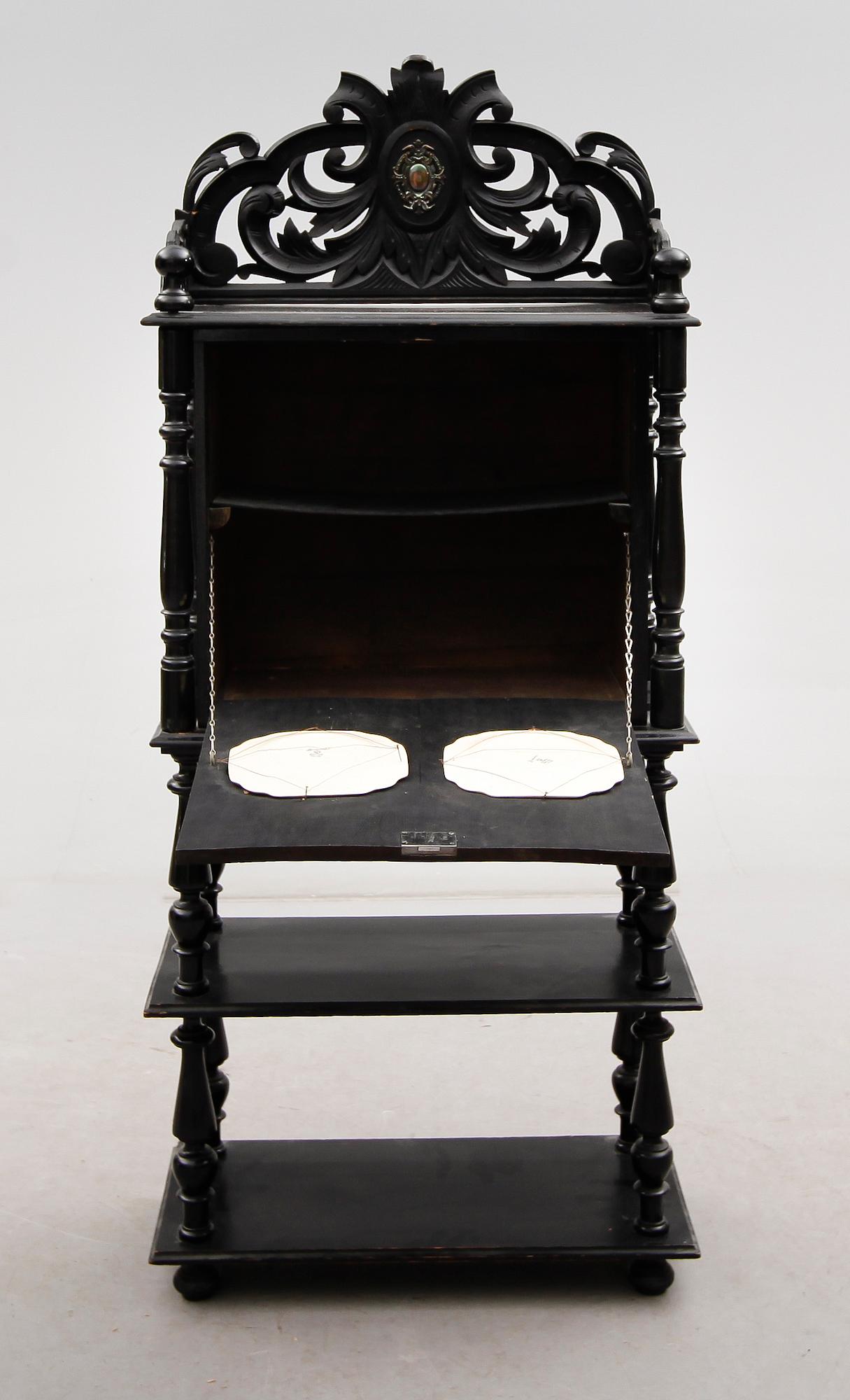 SKÅP PÅ BENSTÄLLNING, 1800-talets slut.