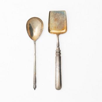 Serveringsspade samt kaviarsked, silver, bl a WA Bolin, Moskva 1898-1914.