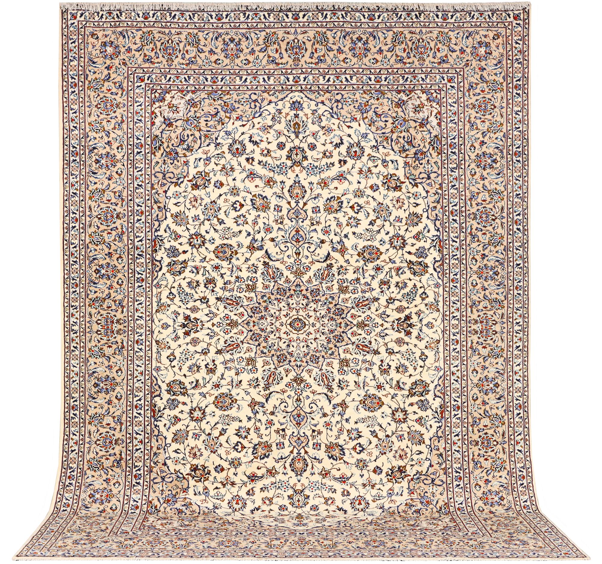 A Kashan carpet, ca. 405 x 295 cm.
