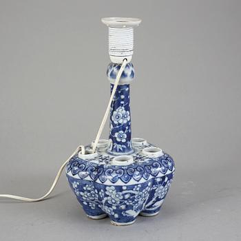 BORDSLAMPA/VAS, porslin, Kina, 1800/1900-tal.
