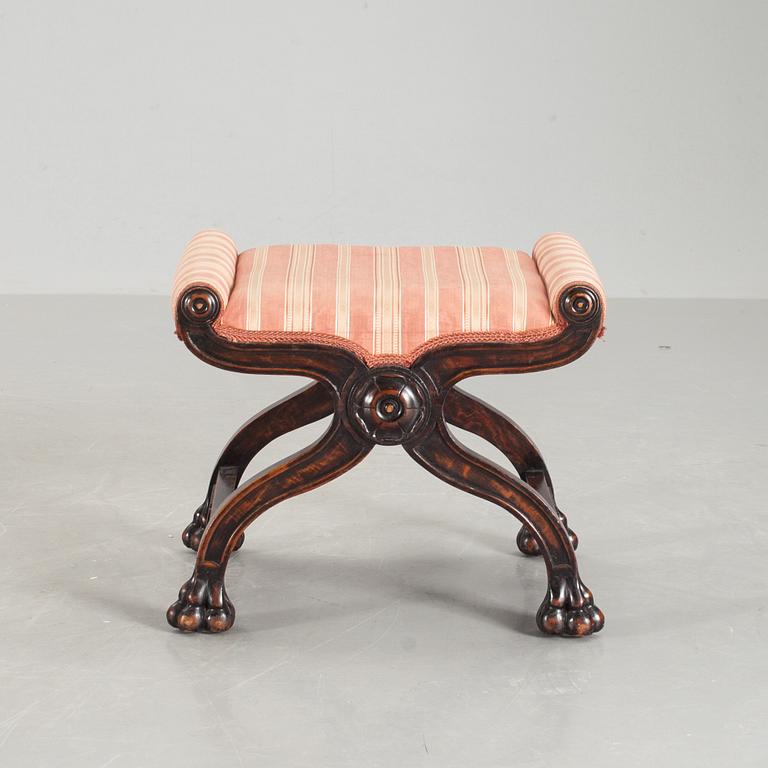 TABURETT, Chippendale-stil. 1900-talets första hälft.