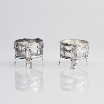 Nils Rundström, saltkar med glasinsats, silver, ett par, Stockholm 1786. Gustavianska.