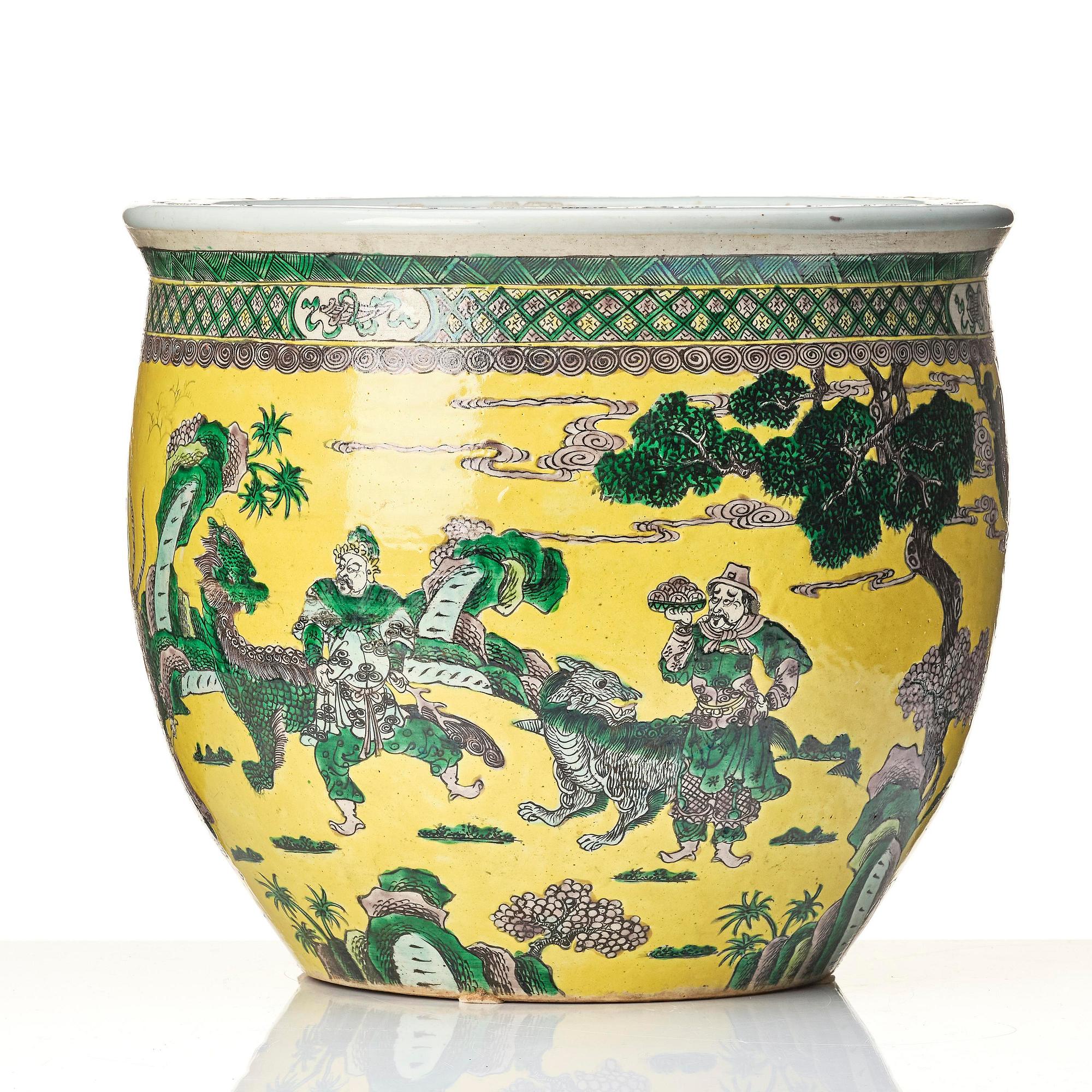 Fiskbassäng/ytterfoder, porslin. Qingdynastin, 1800-tal. Märkt i botten 'TACK LOONG CANTON CHINA'.