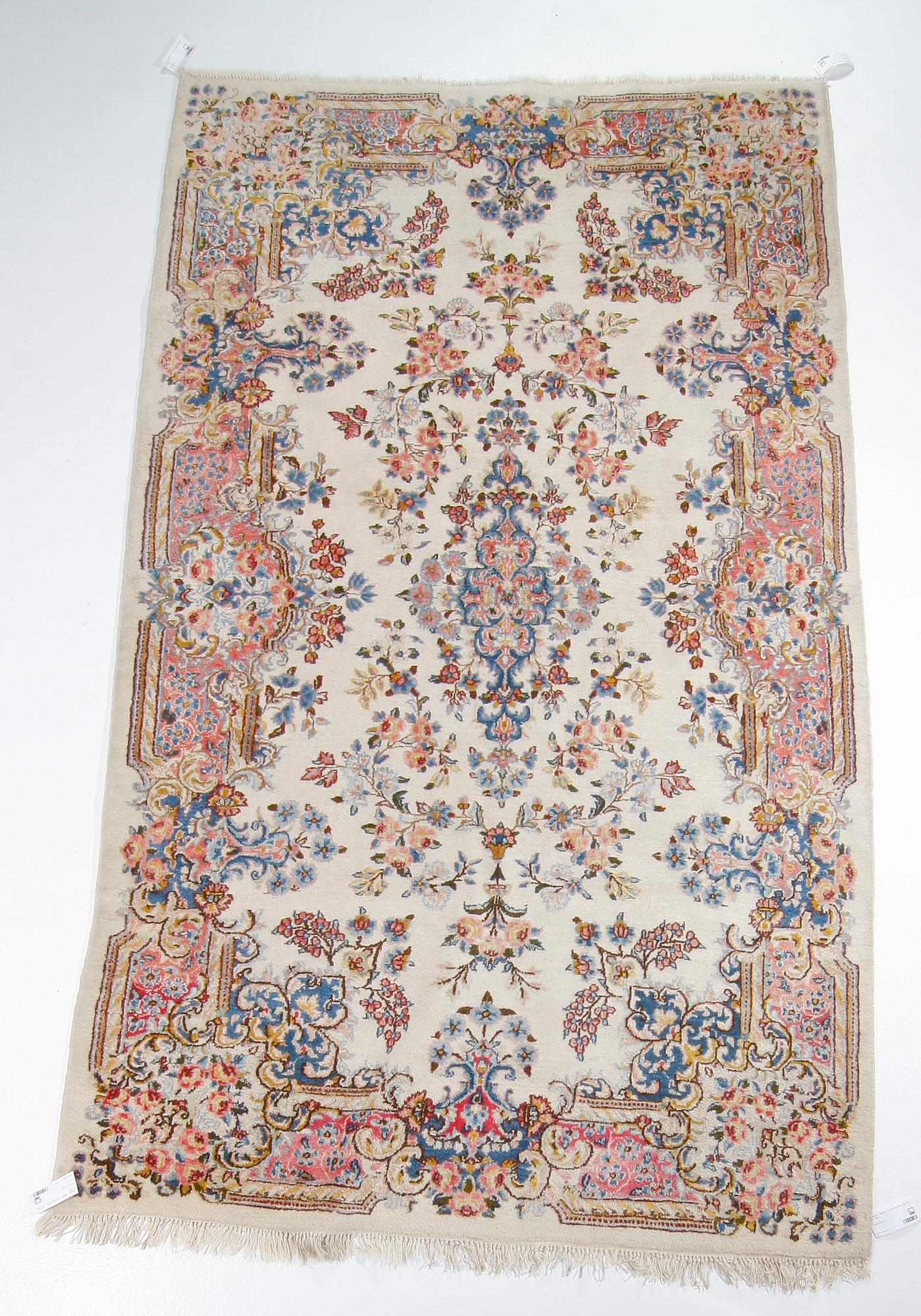 MATTA, orientalisk. Ca 257 x 146.