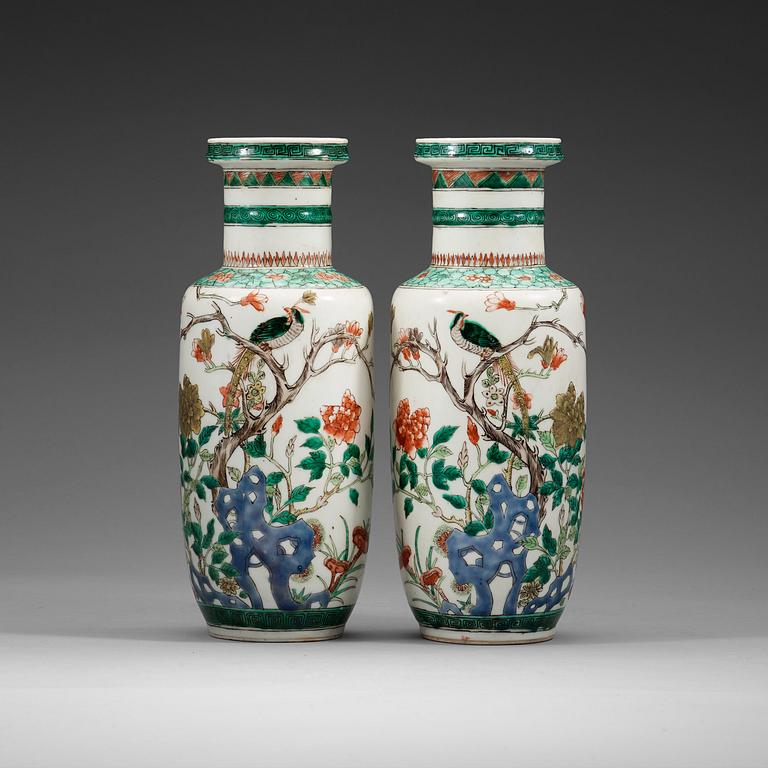 VASER, ett par, porslin. Qingdynastin, 1800-tal.